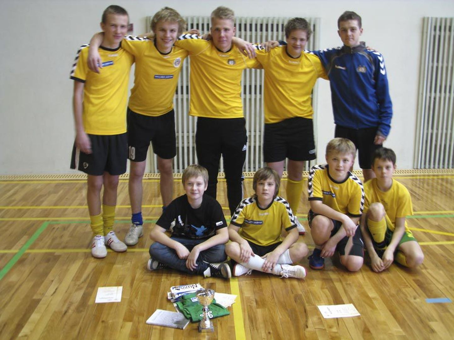 Põhikooli noormeeste saalijalgpalliturniiril tulid võitjaks Jakobsoni gümnaasiumi filiaalis õppivad poisid.