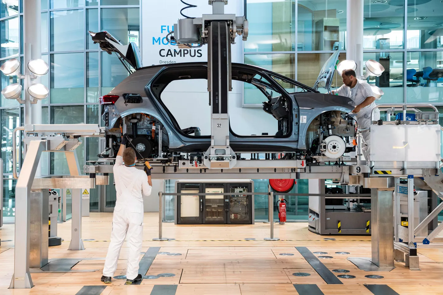 Töölised Volkswageni elektriauto ID 3 koosteliinil Dresdenis. Elektriautode müük kasvas novembris turu üldisest langusest hoolimata 39 protsenti võrreldes mullusega.