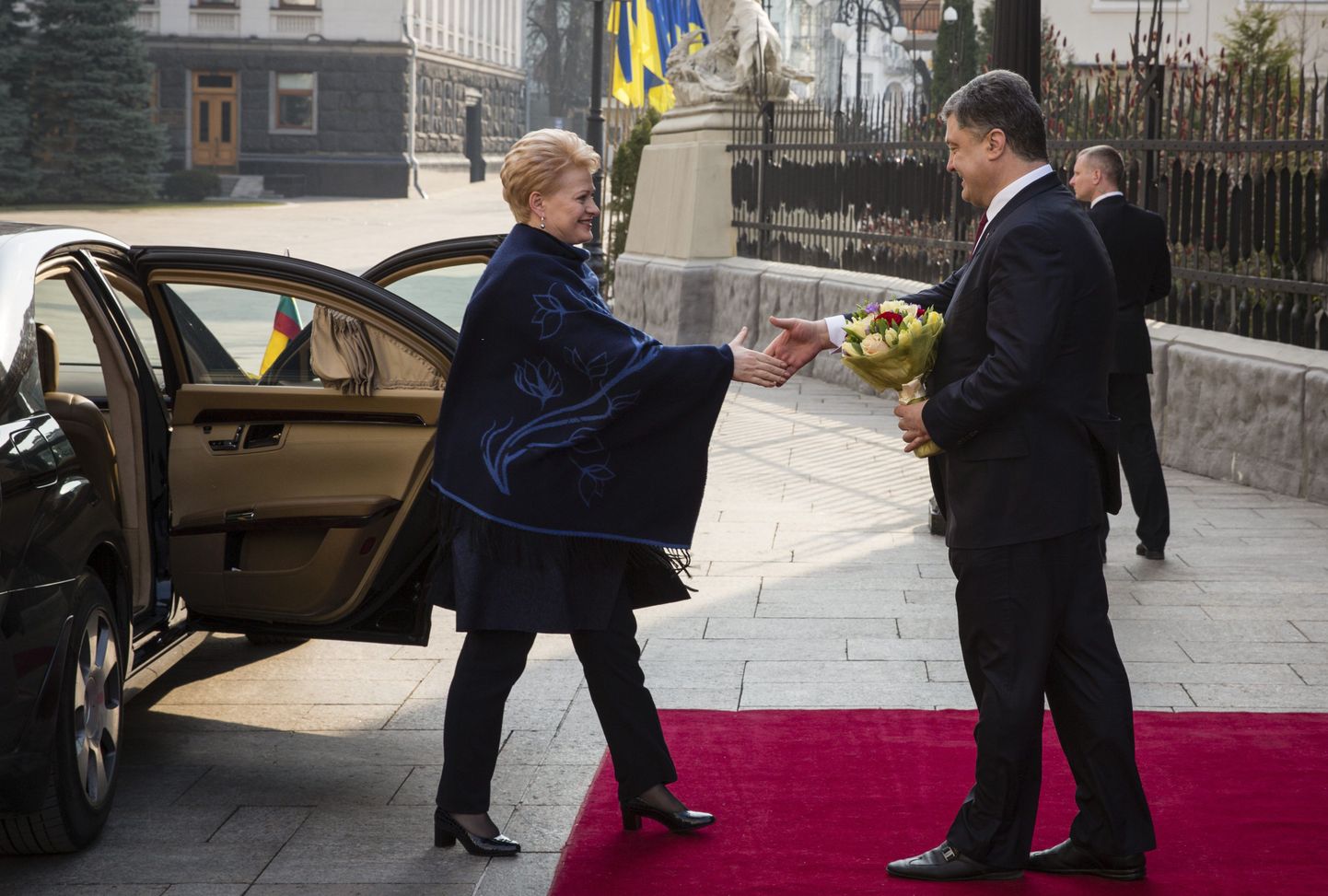 Ukraine's President Petro Poroshenko, right, welcomes Lithuania's President Dalia Grybauskaite in Kiev, Ukraine on Saturday, March 21, 2015. (AP Photo/Mikhail Palinchak, pool)