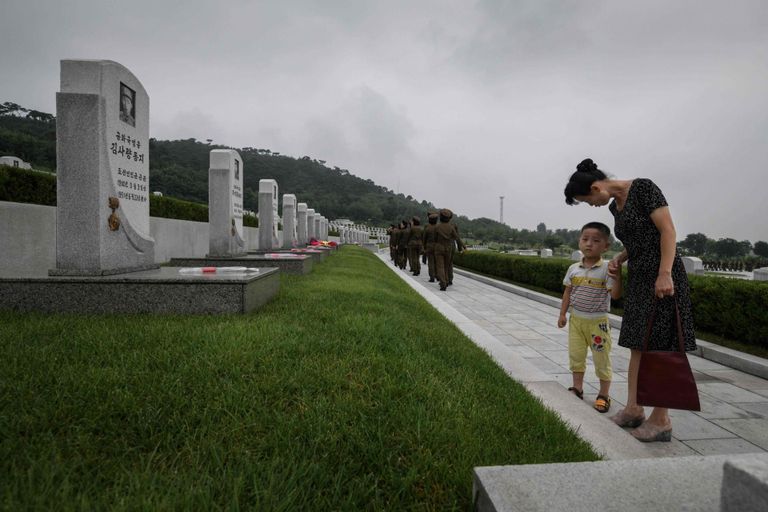 Inimesed Korea sõjas langenute, nn märtrite surnuaial Pyongyangis.