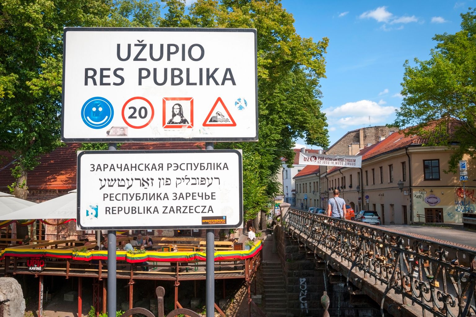 ÜLETATE PIIRI: Silt Vilniuse kesklinnas teavitab, et ületate Užupise Vabariigi riigipiiri. Riigi sümboliks on auguga peopesa. Auk peopesal on nagu hoiatus, et Užupise elukorraldus pole sobiv kõigi jaoks.