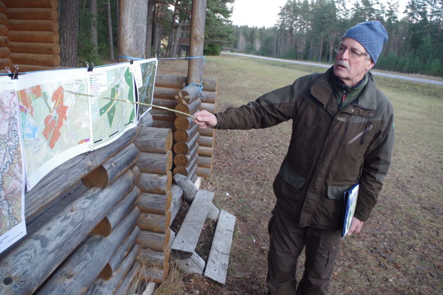 RMK Võrumaa metsaülem Agu Palo tutvustas Lindoral kohalikele plaanitavaud raietöid.