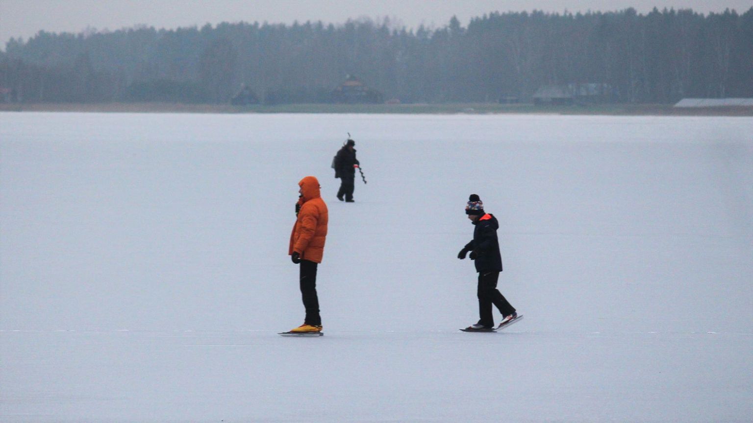 Tamula järve värsket jääkihti olid esmaspäeval päästeameti hoiatustest hoolimata tulnud proovile panema nii uisutajad, kalamehed kui ka muud uudistajad.