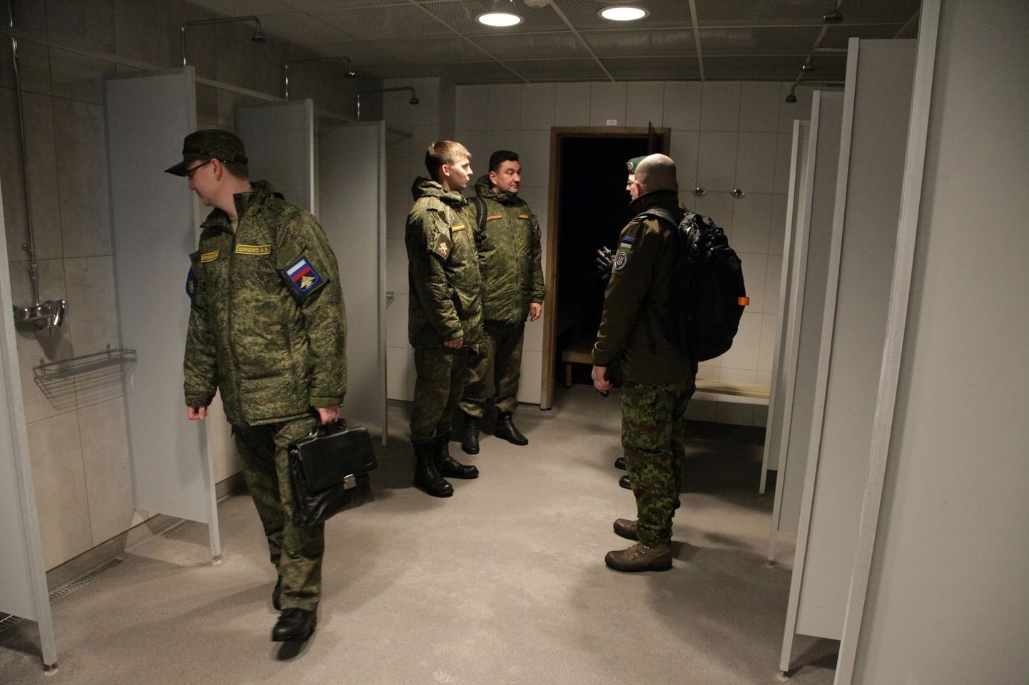 Российские офицеры в Тапа в марте этого года.