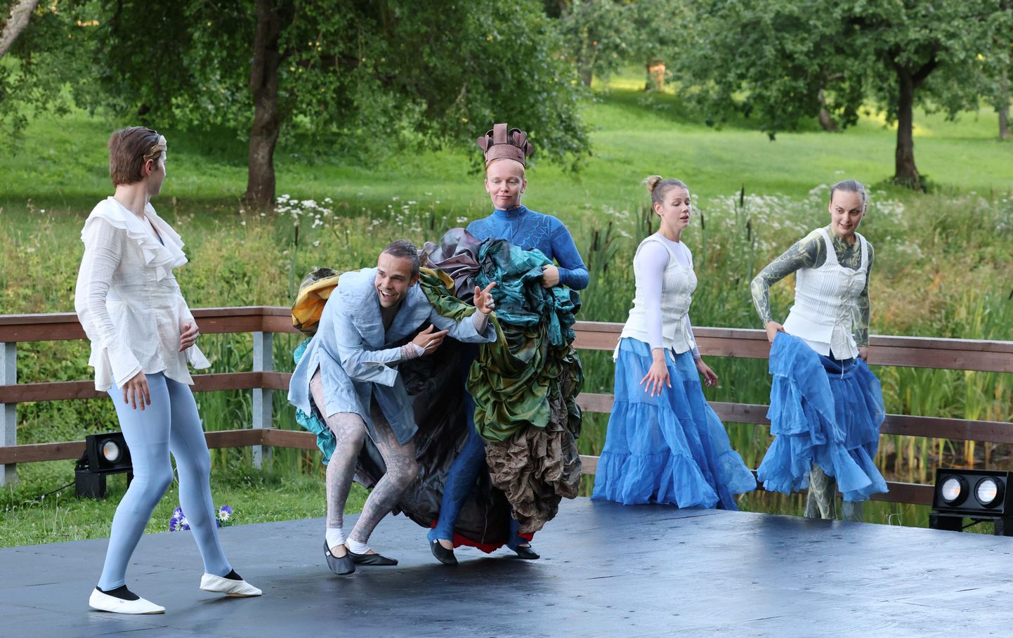 Tantsivad prints Siegfried (vasakult, Johannes R. Sepping), narr (Kaarel Targo), printsi ema (Kaija M Külm) ning õukondlased (Laura Niils ja Jaanika Tammaru)