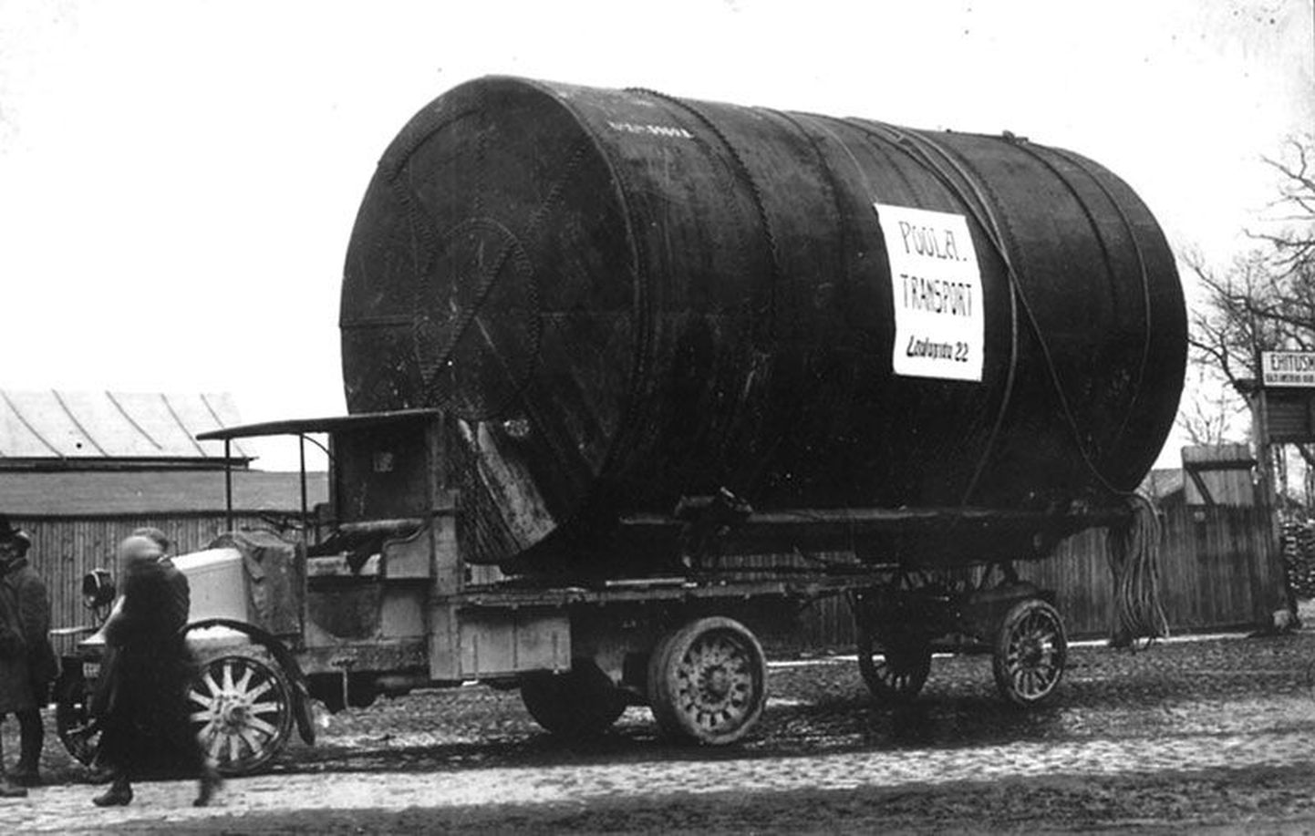Rasked koormad möödunud sajandi algul: üks raskemaid veoseid oli Tallinna Linna Elektrijaama
8,5-tonnine reservuaarkatel, mida vedas Eduard Poola transpordifirma Renault veok. Samasse jaama viidi ka auruturbiin, mis kaalus 15 tonni.