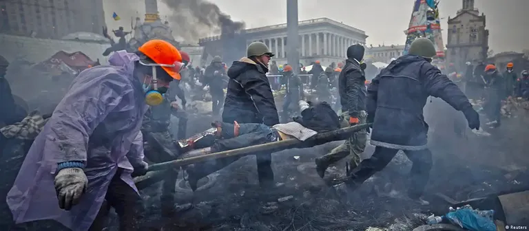 Протестующие несут носилки с погибшим на Майдане Независимости 20 февраля 2014 года