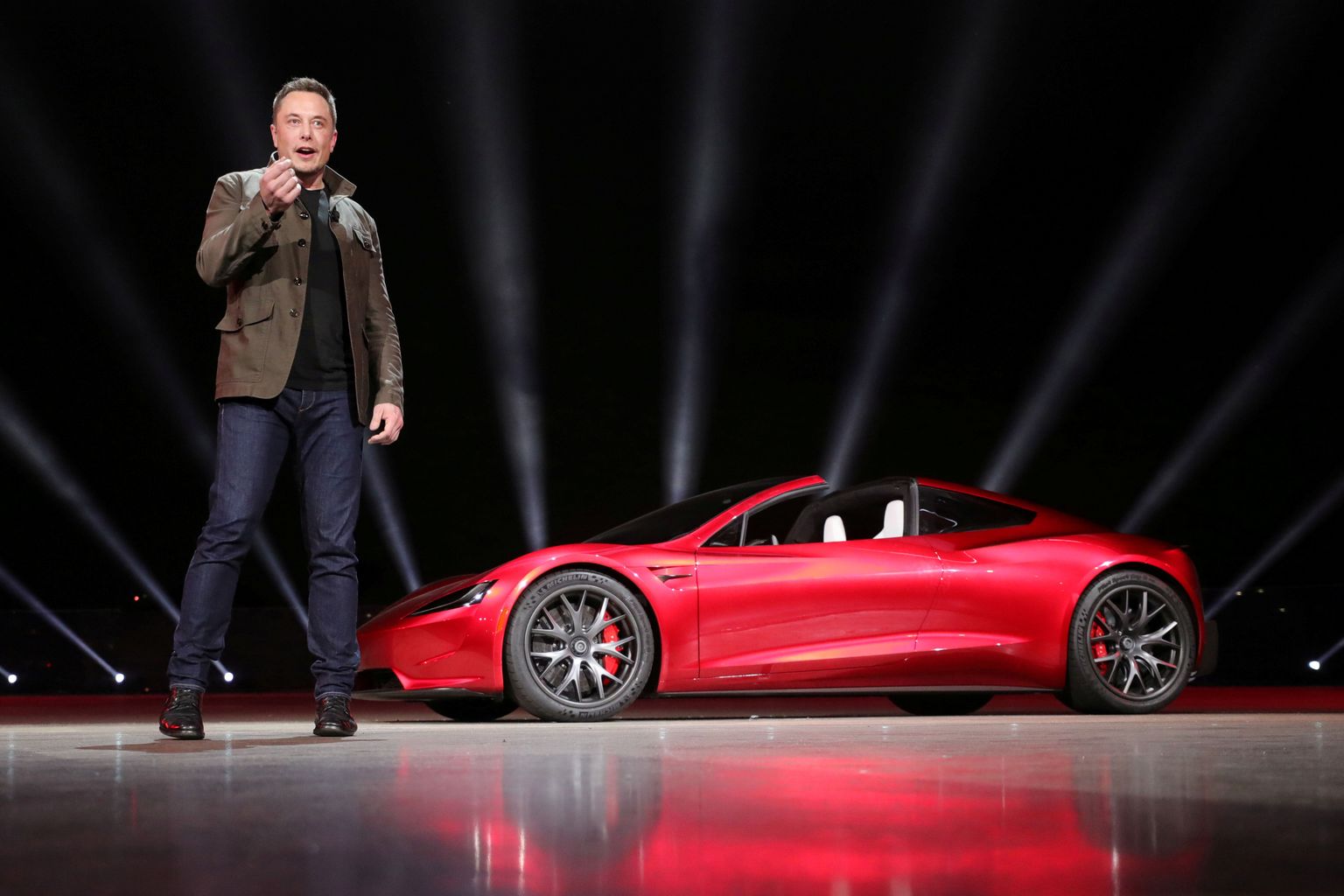 Tesla juht Elon Musk üht maailma kiiremat autot esitlemas.