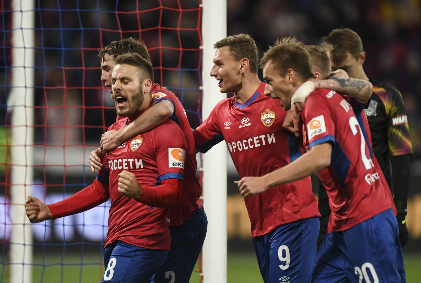 Футболисты ЦСКА празднуют гол в ворота "Краснодара"