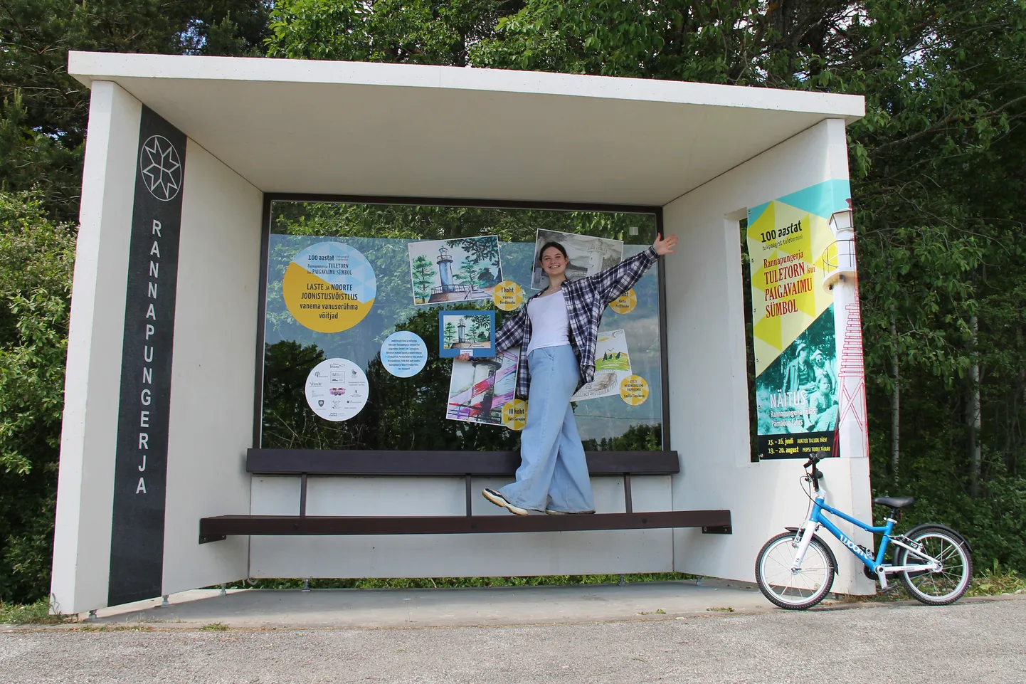 Автор работы-победителя в старшей группе Варвара Бондаренко на автобусной остановке Раннапунгерья, превращенной в художественный павильон.