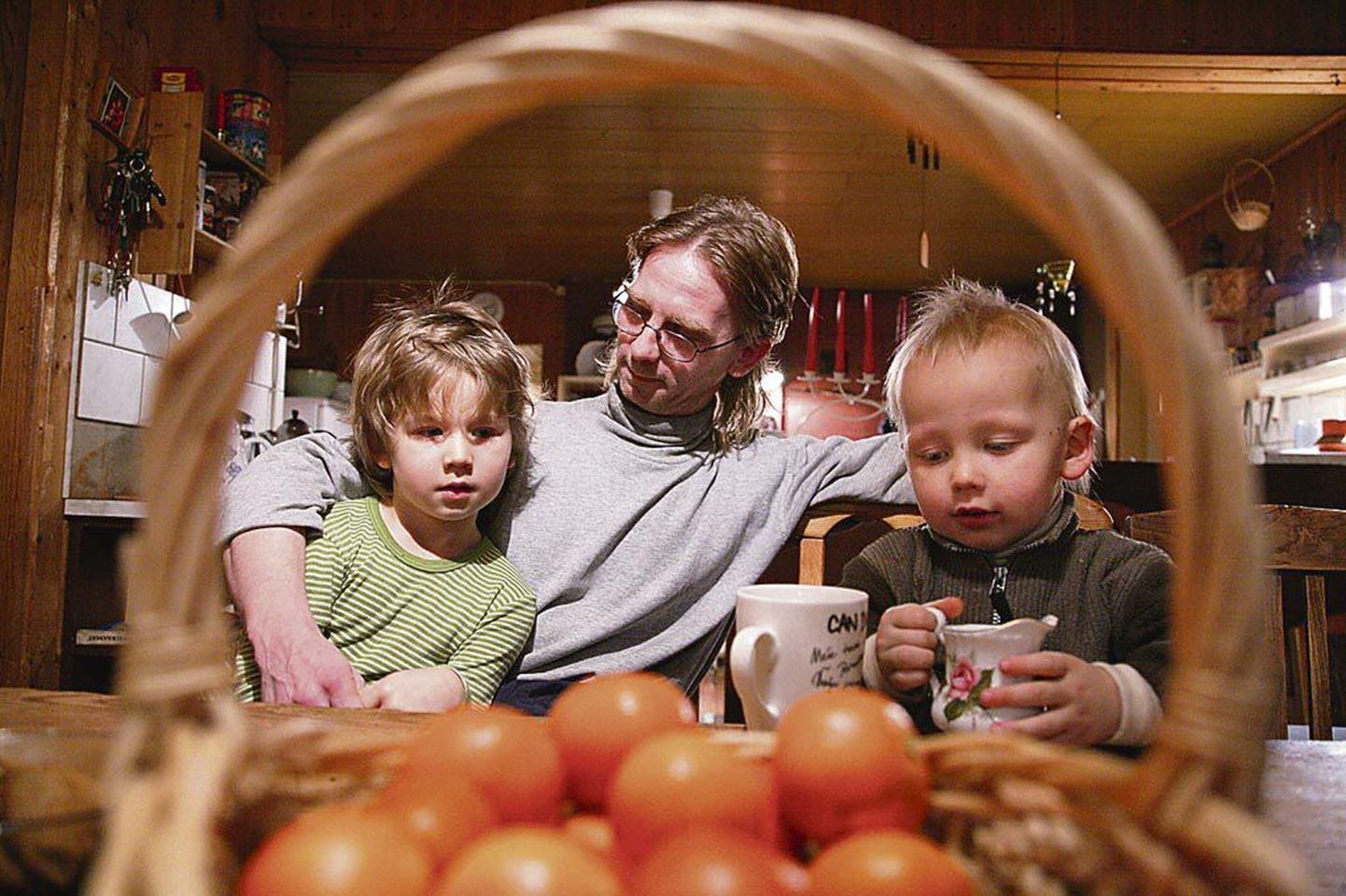 "Eladki oma lastele, et nad saaksid kasvada," ütleb Vingerjal Jursa talu köögis kaheksa poja isa Rene Verlin, kõrval kahene Johan Oskar ja viiene Aksel Madis.