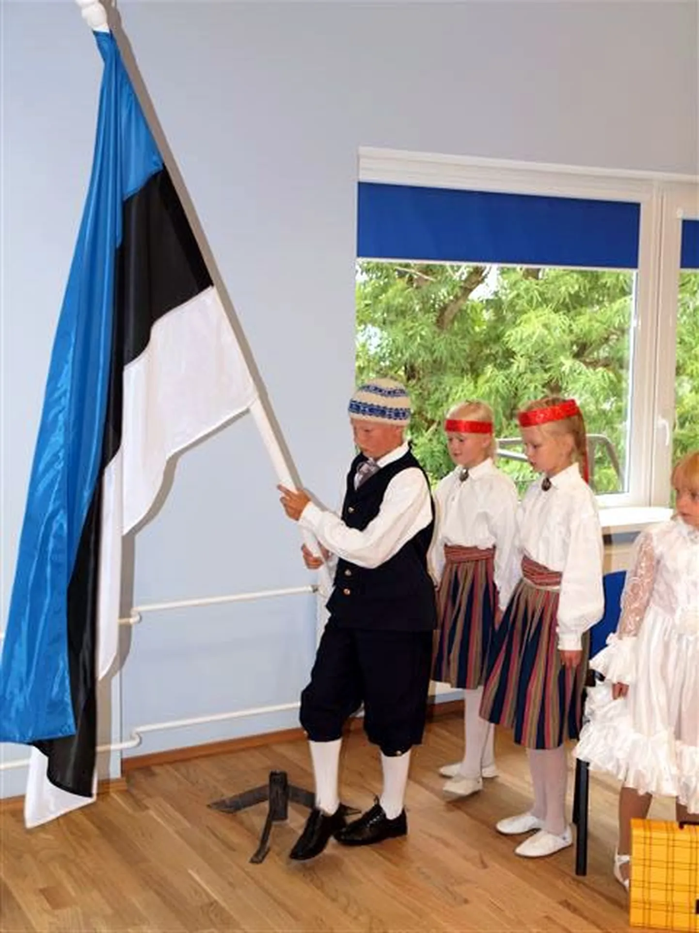 Lapsed laulsid ja tantsisid Siimusti algkooli uutes ruumides.