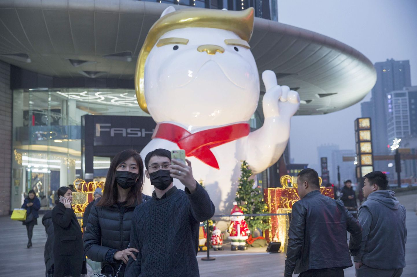 Donald Trumpi meenutav kuju Taiyuani kaubanduskeskuse ees.