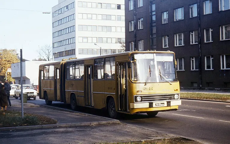 Ikarus 280 Tööstuse tänaval. Juba kapremnoditud buss, 1986.