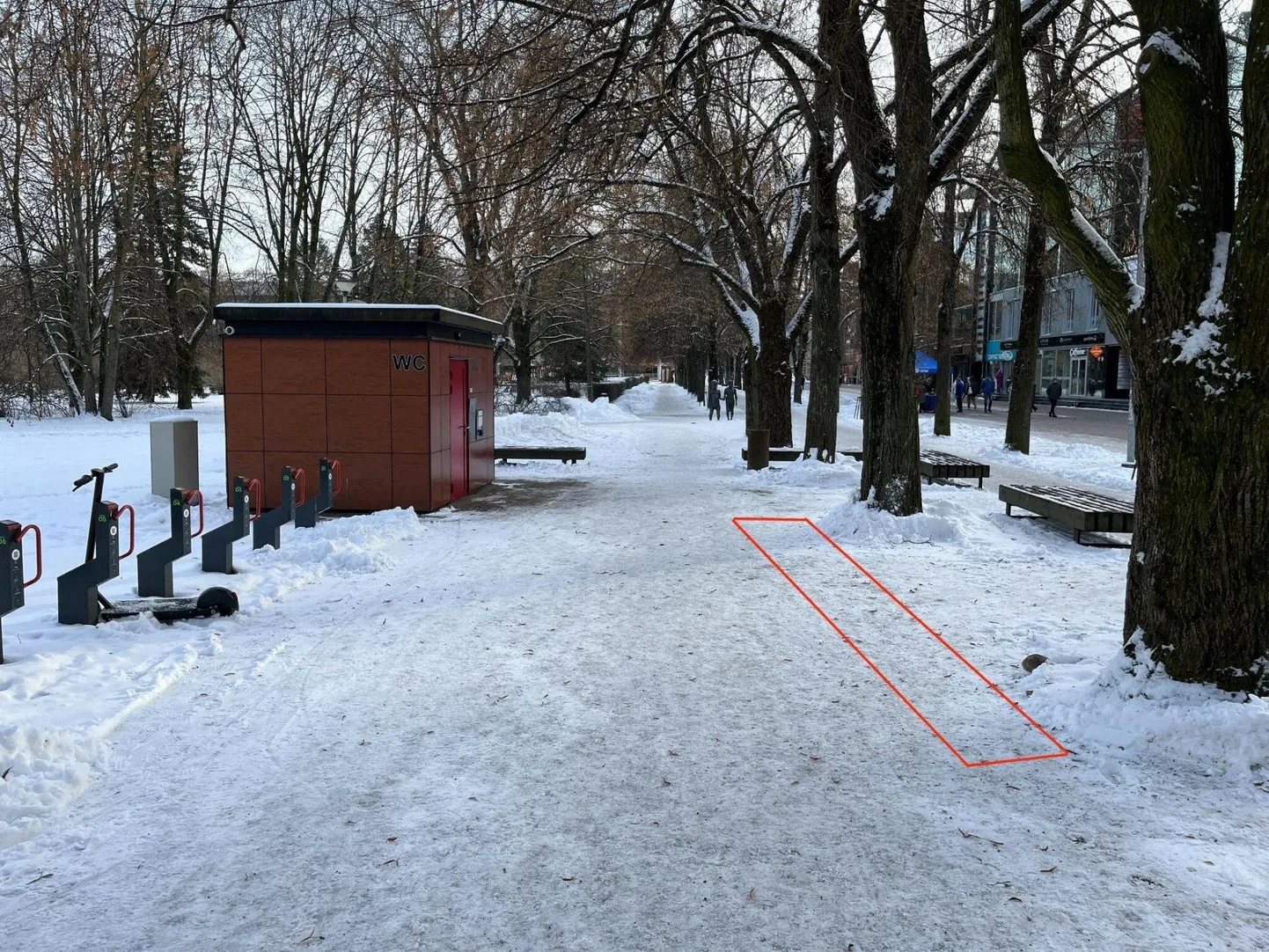 Küüni tänava ääres, «Isa ja poja» kuju vahetus läheduses saab hiljemalt hiliskevadeks olema spetsiaalne elektritõukside parkla (märgitud punaselt). Abilinnapea Raimond Tamme sõnul ehitab Bolt Tartusse 18 seesugust platsi.