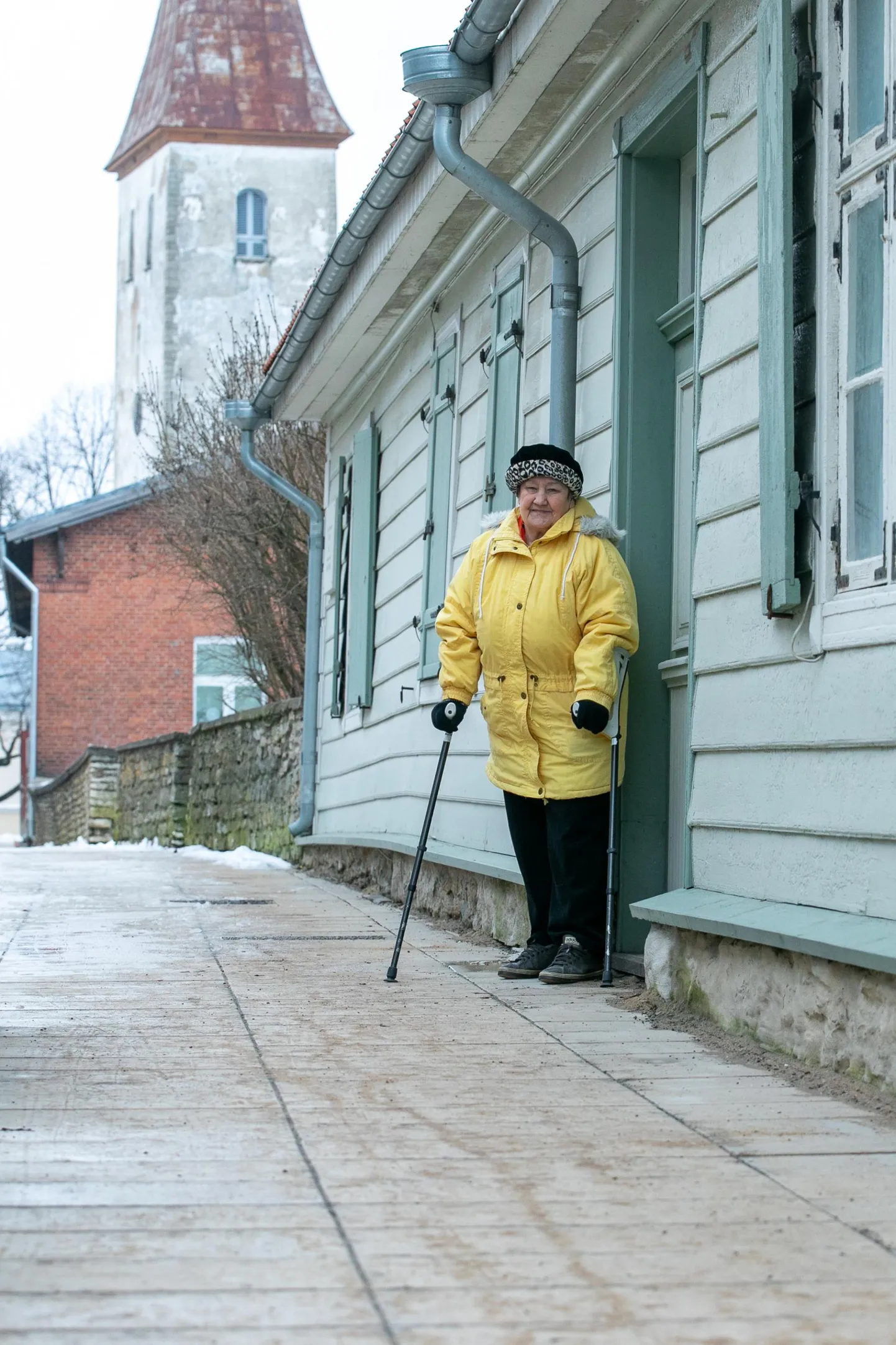 Koidu Jurman oma muinsuskaitsealal asuva kodumaja uksel: palju on tema asjaajamisel maja juures tehtud, kuid naine ei loobu enne, kui kõik vajalik on uuendatud nii nagu vaja.