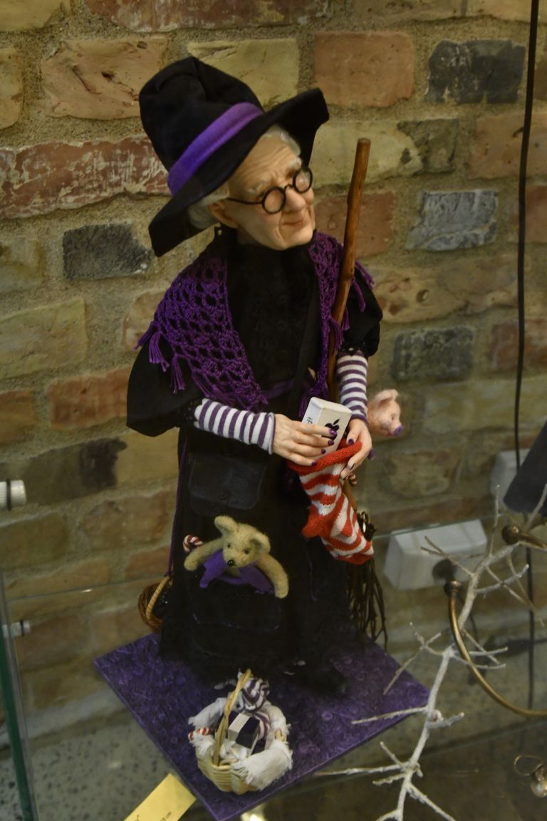 Выставка авторской куклы: ведьма Бефана похожа на добрую бабушку