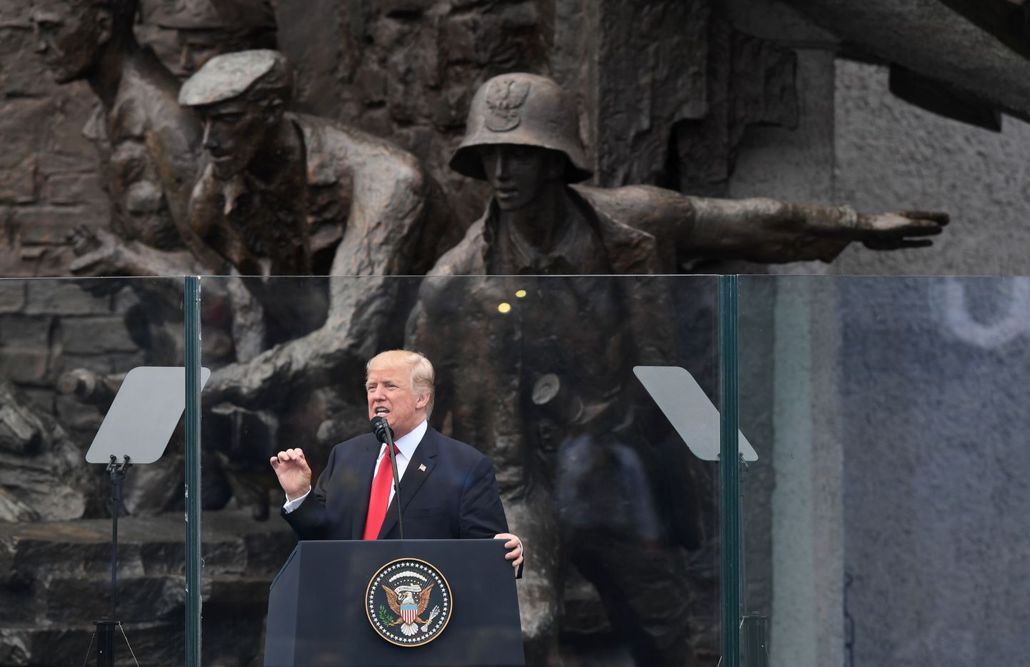Donald Trump eelmisel aastal Varssavi ülestõusu mälestusmärgi juures kõnet pidamas.
