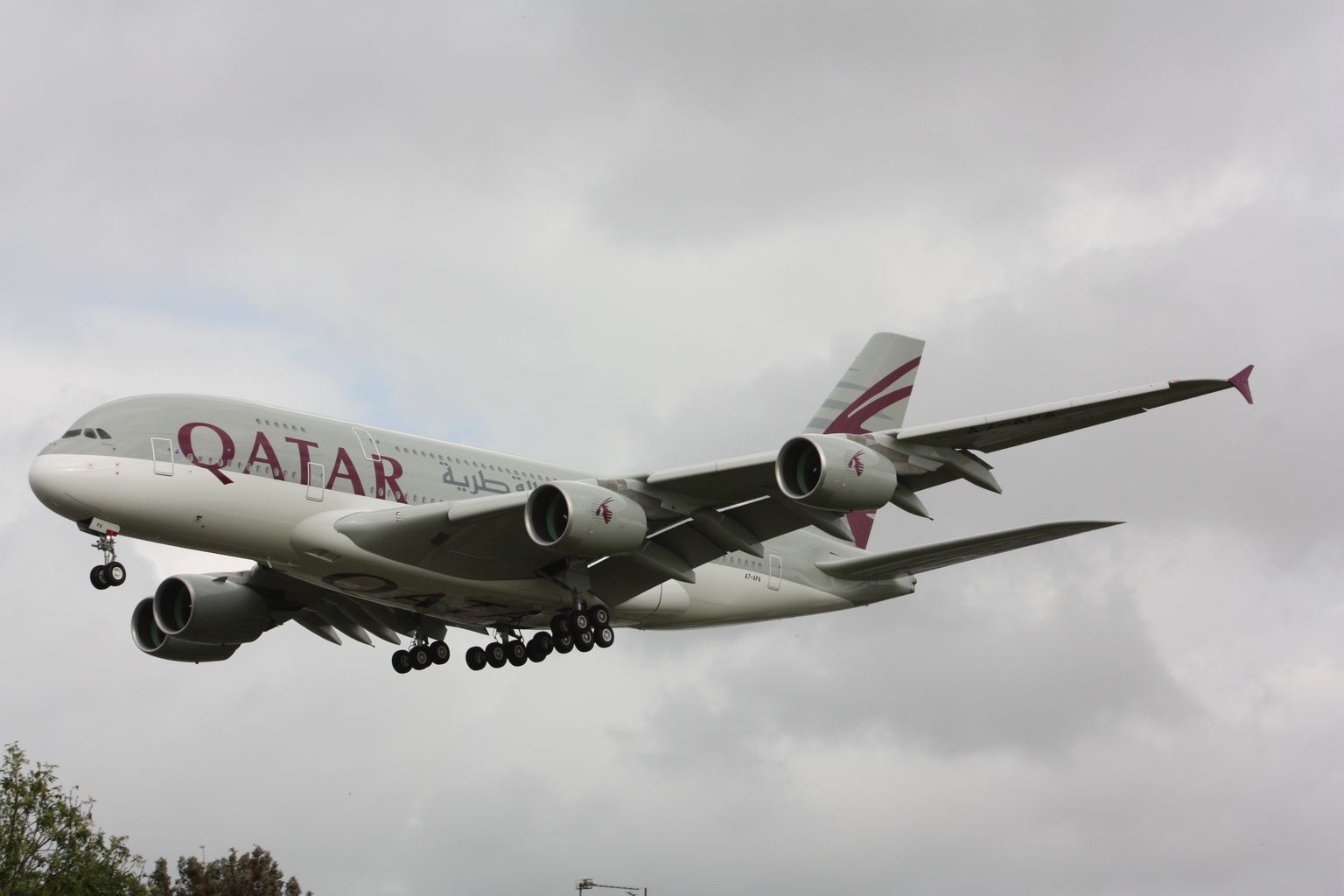 Tillukese maa kohta on Qatar Airways väga suur lennufirma. Muuhulgas lennatakse ka kümne Airbus 380 lennukiga (pildil).