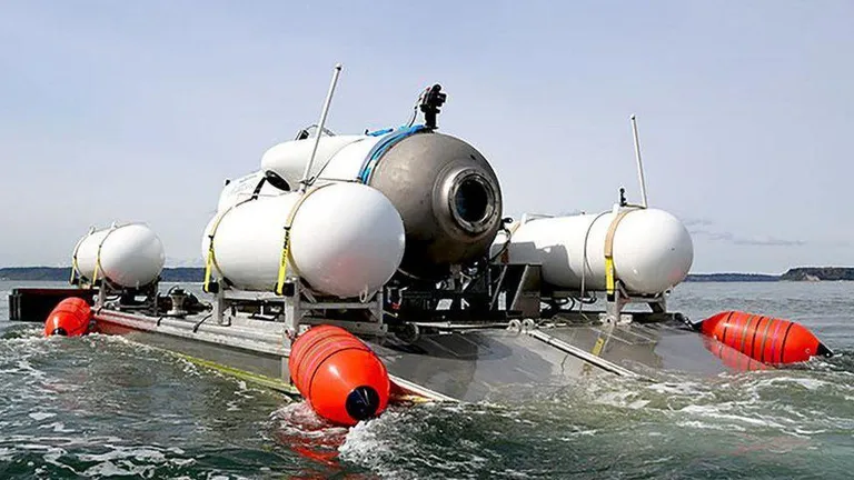 Батискаф Титан на поверхности моря