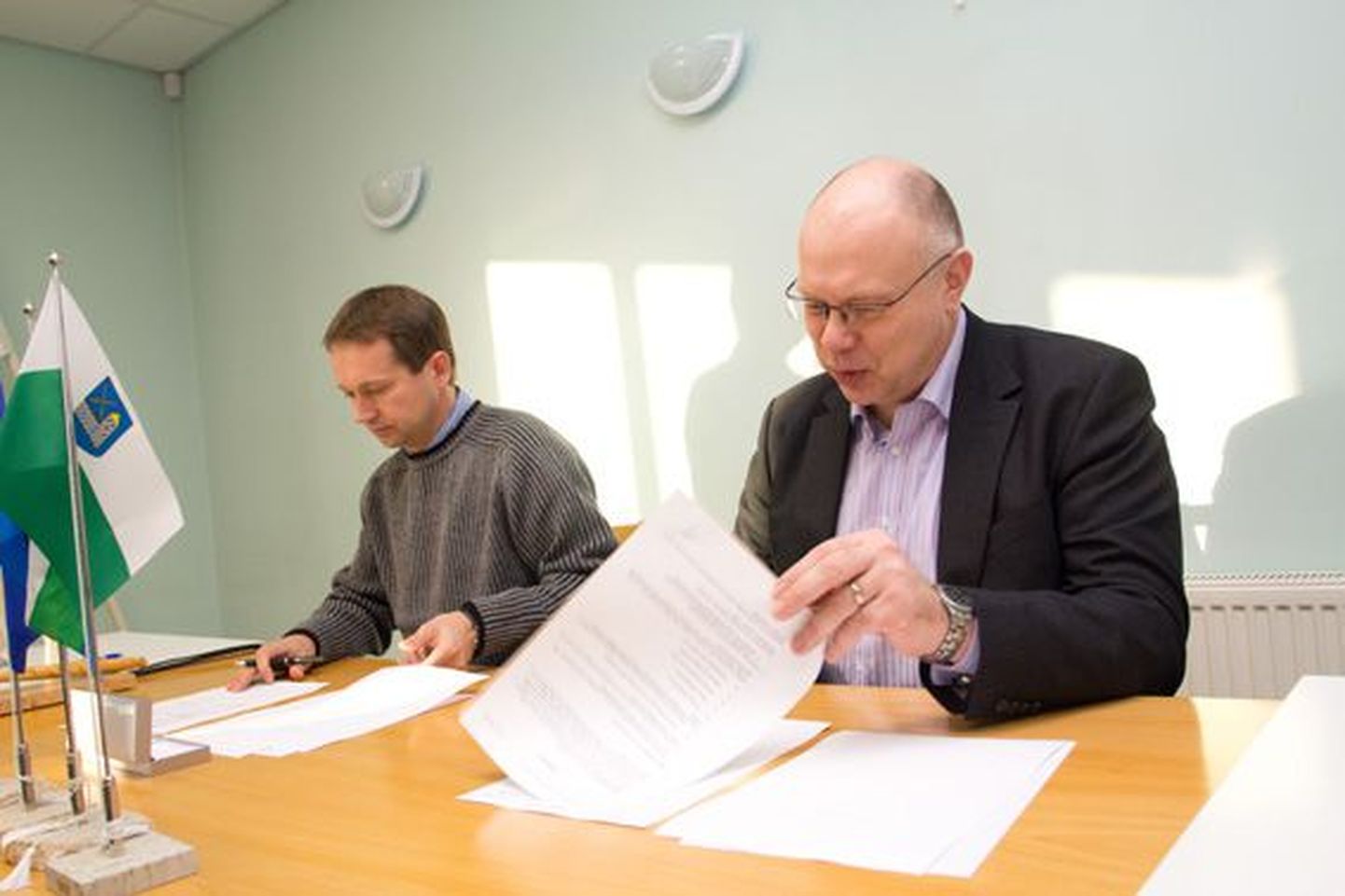 ASi Tamsalu Vesi juhataja Arne Arumägi (vasakul) ja ASi Merko Ehitus juhatuse liige Andres Agukas kirjutavad alla Tamsalu-Sääse veeprojekti lepingule.