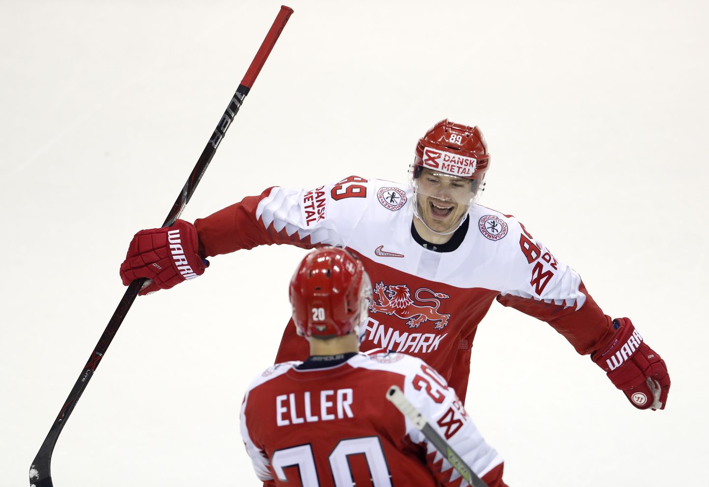 Šveitsi jäähokikoondislased Mikkel Boedker ja Lars Eller väravat tähistamas.