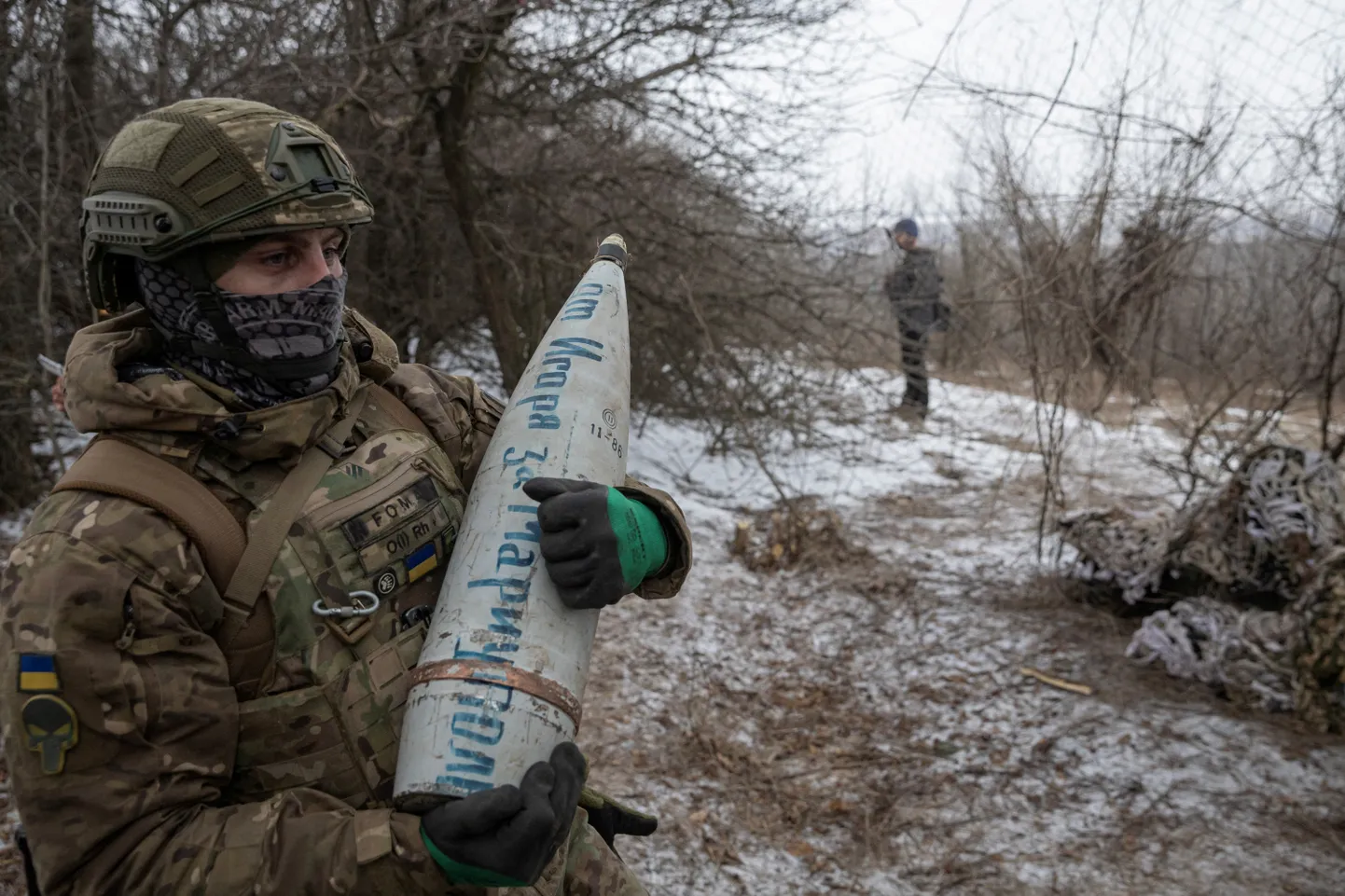 Ukraina sõjaväelane suurtükimürsuga Bahmuti lähedal.