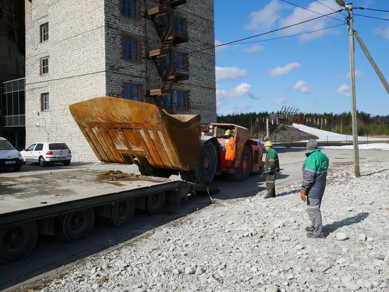 Treilerilt maha sõitis masin ise.
