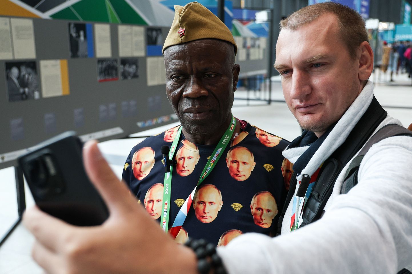 Guinea diplomaat Lama Jacques Sevoba (vasakul) kandis 27.– 28. juulil Venemaal Peterburis toimunud Venemaa-Aafrika tippkohtumisel Vene presidendi Vladimir Putini näo pildiga T-särki ja punatähega pilotkat