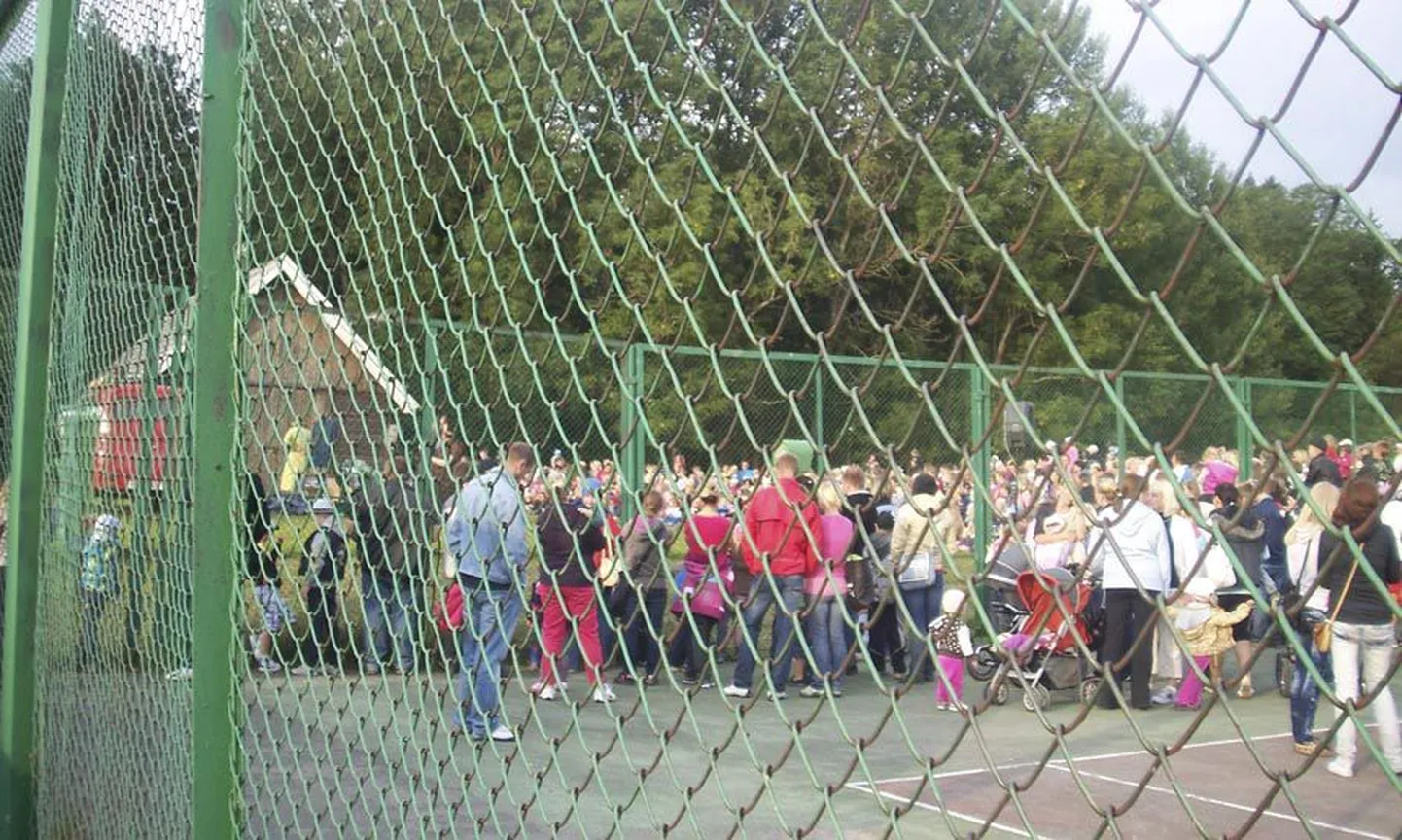 Osa publikust lubati pärast etenduse algust võrkaiaga piiratud tenniseväljakule, kust nägi näitlejaid küljelt ja selja tagant.