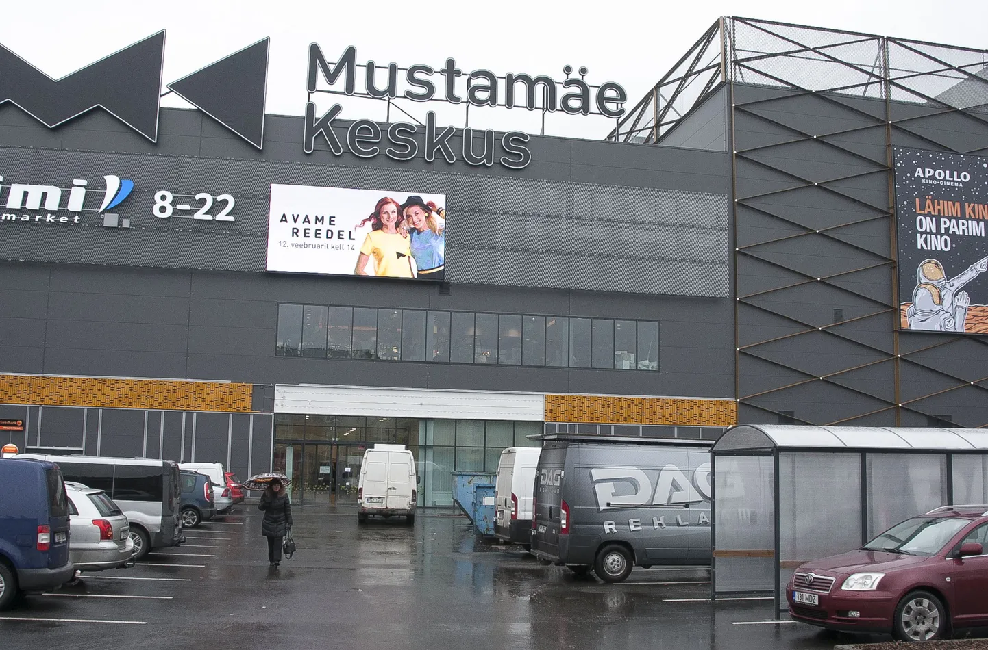 Väljast paistis keskus eile rahulik ja vaikne, kuid sees käis tihe sagimine.