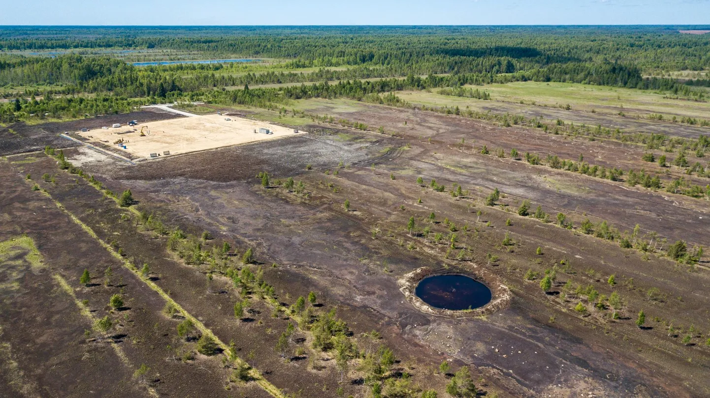 Proovikaevamise käigus kaevatud augud aitavad Eesti Energial väita, et ehitustegevus Tootsi Suursoo kinnistul on alanud. See võib tagada riigifirmale üle 150 miljoni euro toetusi, mille maksavad kinni tarbijad.