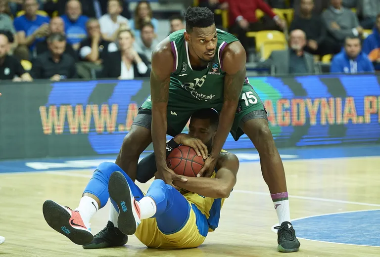 Frank Elegar (rohelises särgis) Malaga Unicaja eurosarjamängus Gdynia Arka vastu.
