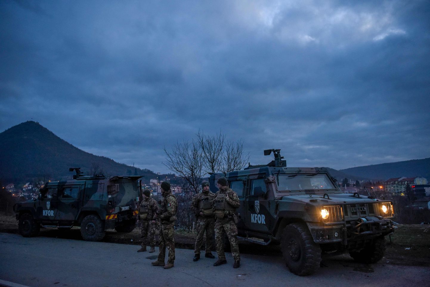 NATO rahuvalvajad jälgivad kuidas Kosovo ja Serbia piirilt eemaldatakse tõkked, 29. detsembril 2022. a.