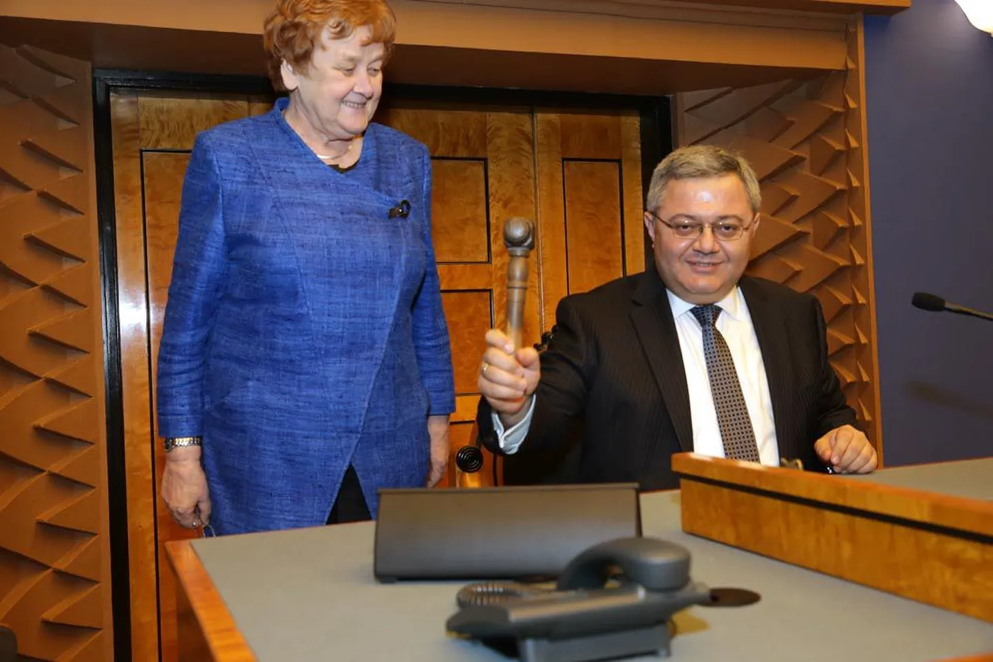 David Usupašvili riigikogu esimehe toolil hoidmas käes tema haamrit.