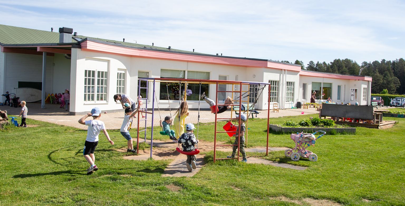 Eralasteaed Naerumeri alustas Toilas tööd 2006. aastal. Praegune leping lasteaia omaniku ja valla vahel kehtib 2026. aastani.