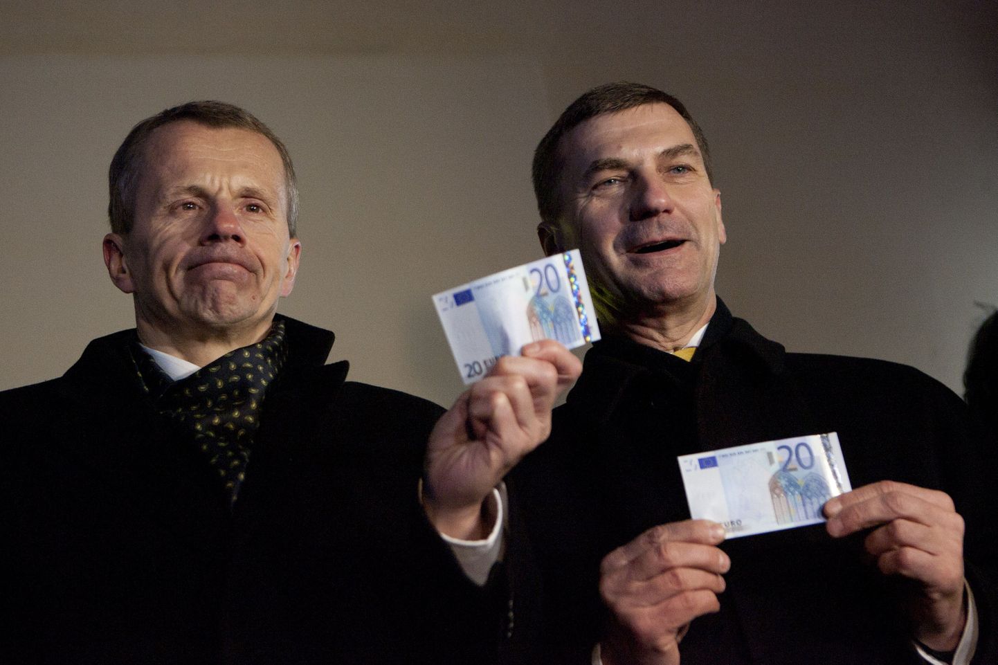 Министр финансов Юрген Лиги и премьер-министр Андрус Ансип радуются введению евро
