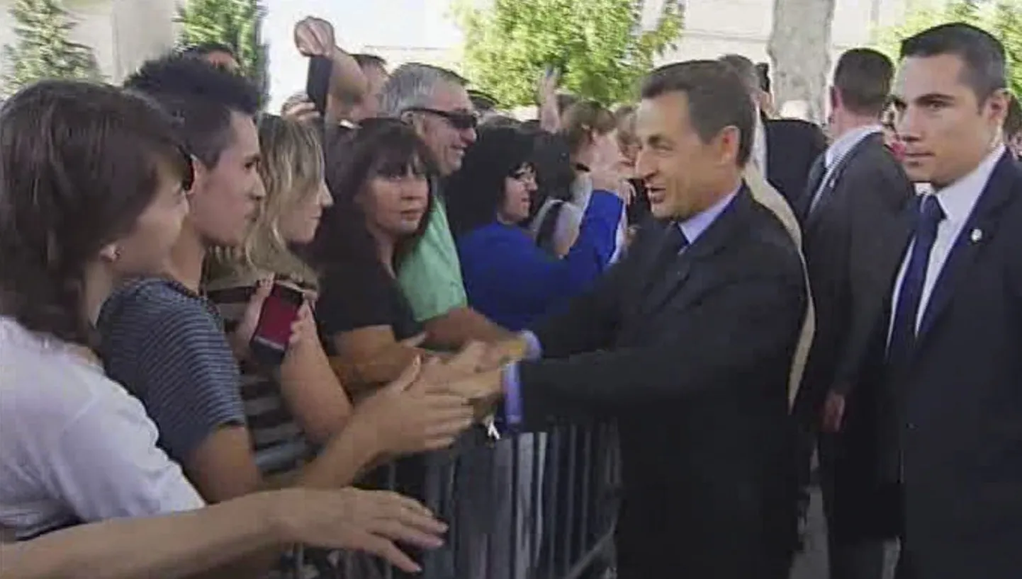 Nicolas Sarkozy Braxi elanikke kätlemas