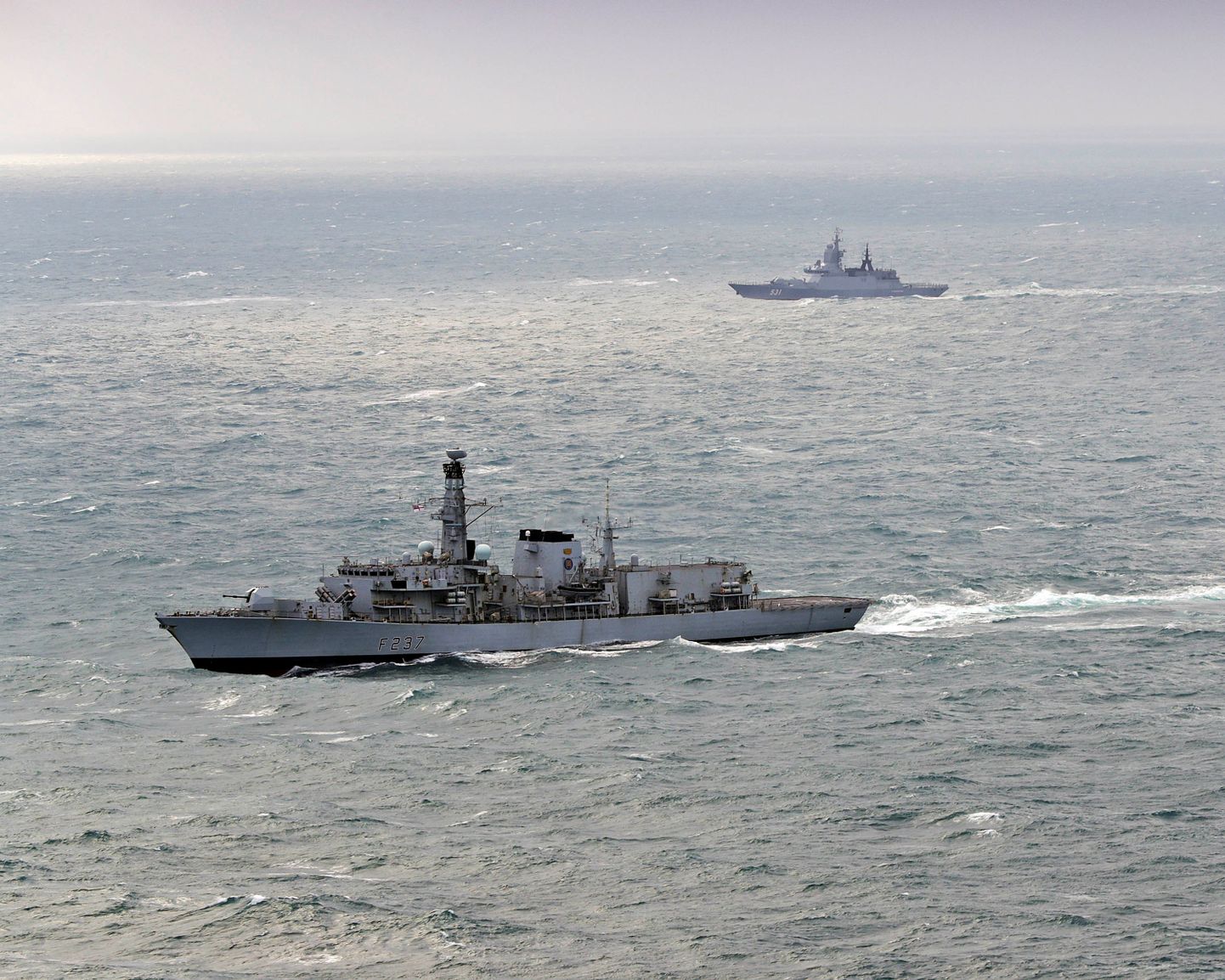 Briti mereväe fregatt HMS Westminster (esiplaanil) saatmas Inglise kanalis Vene aluseid.