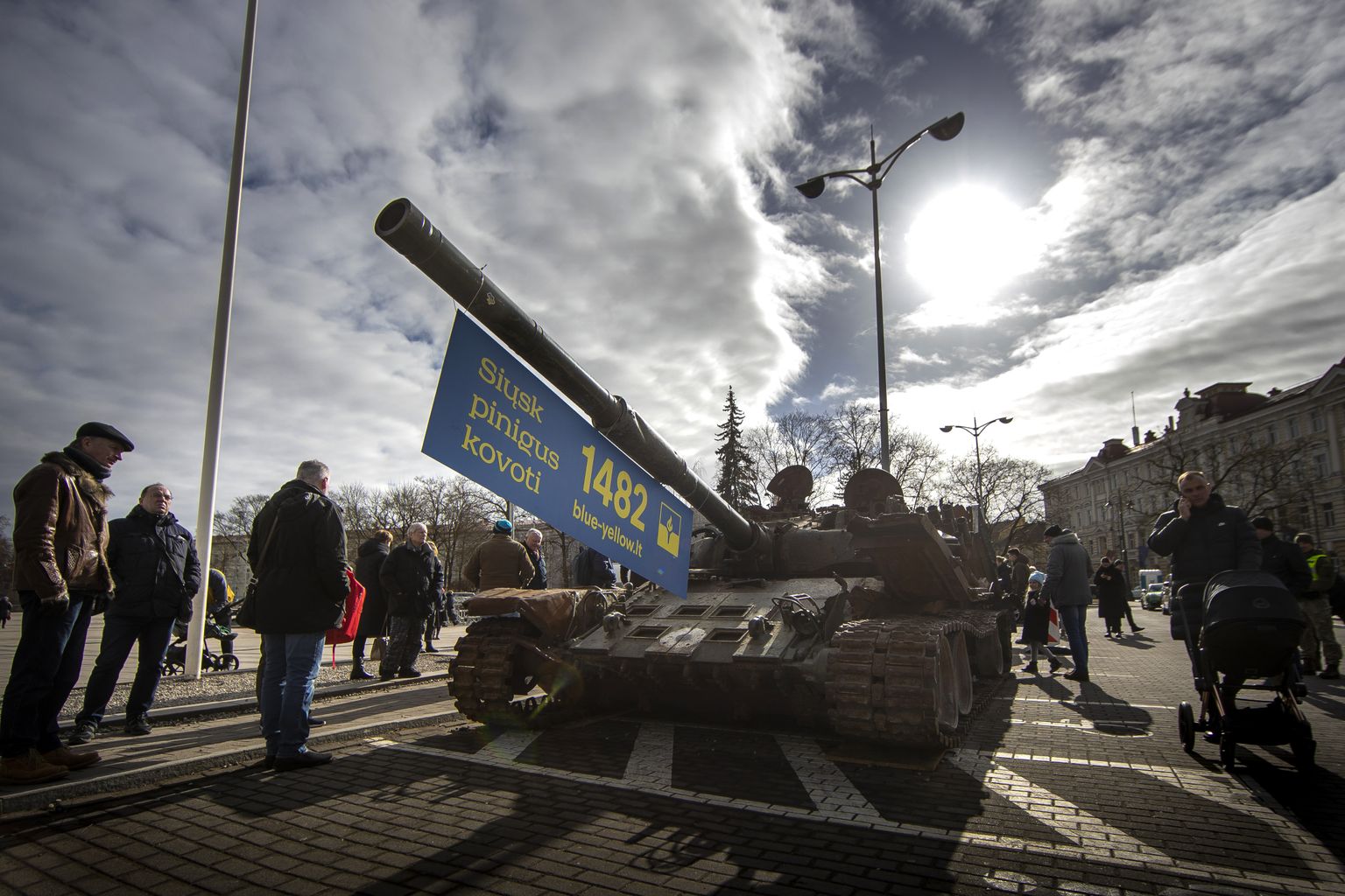 Venemaa Ukrainasse sissetungi esimese aastapäeva tähistamiseks toodi ka Vilniuse keskväljakule põlenud tank. Vrakil on bänner «Saada raha võitluseks». Ka Vilniuses lõi see tank inimesed kahte leeri.