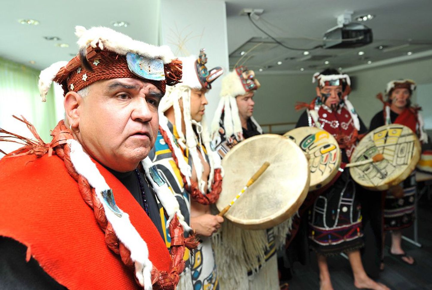 Pealik: Calvin Hunti ülesanne on oma hõimu lastele indiaani nimed anda ning neile iidseid laule ja tantse õpetada.