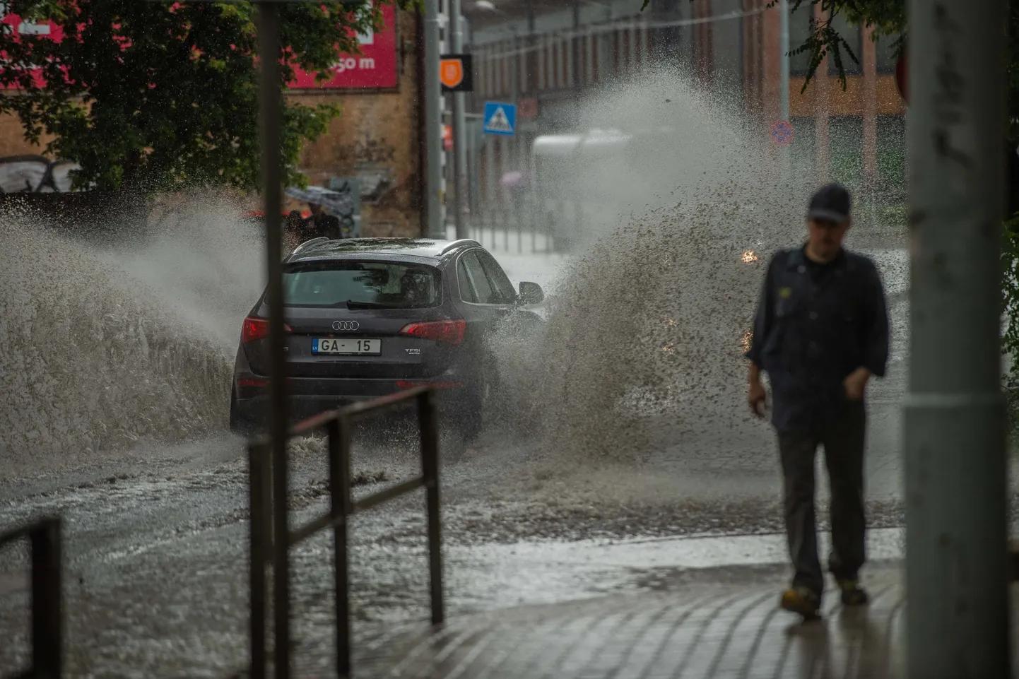 Foto: Dziļas peļķes pēc negaisa Āgenskalnā