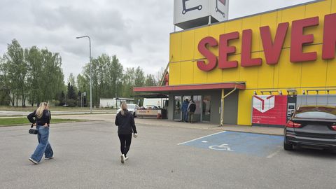Põlvast kaob korraga kolm poodi