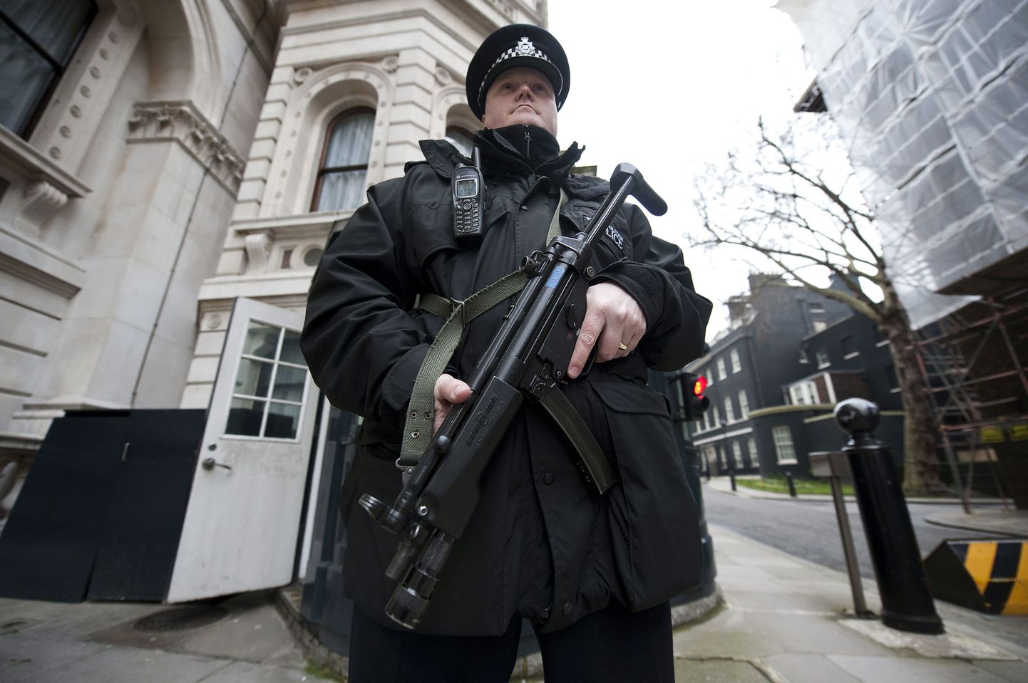 Relvastatud politseinik eile Londonis Downing Streetil korda hoidmas.
