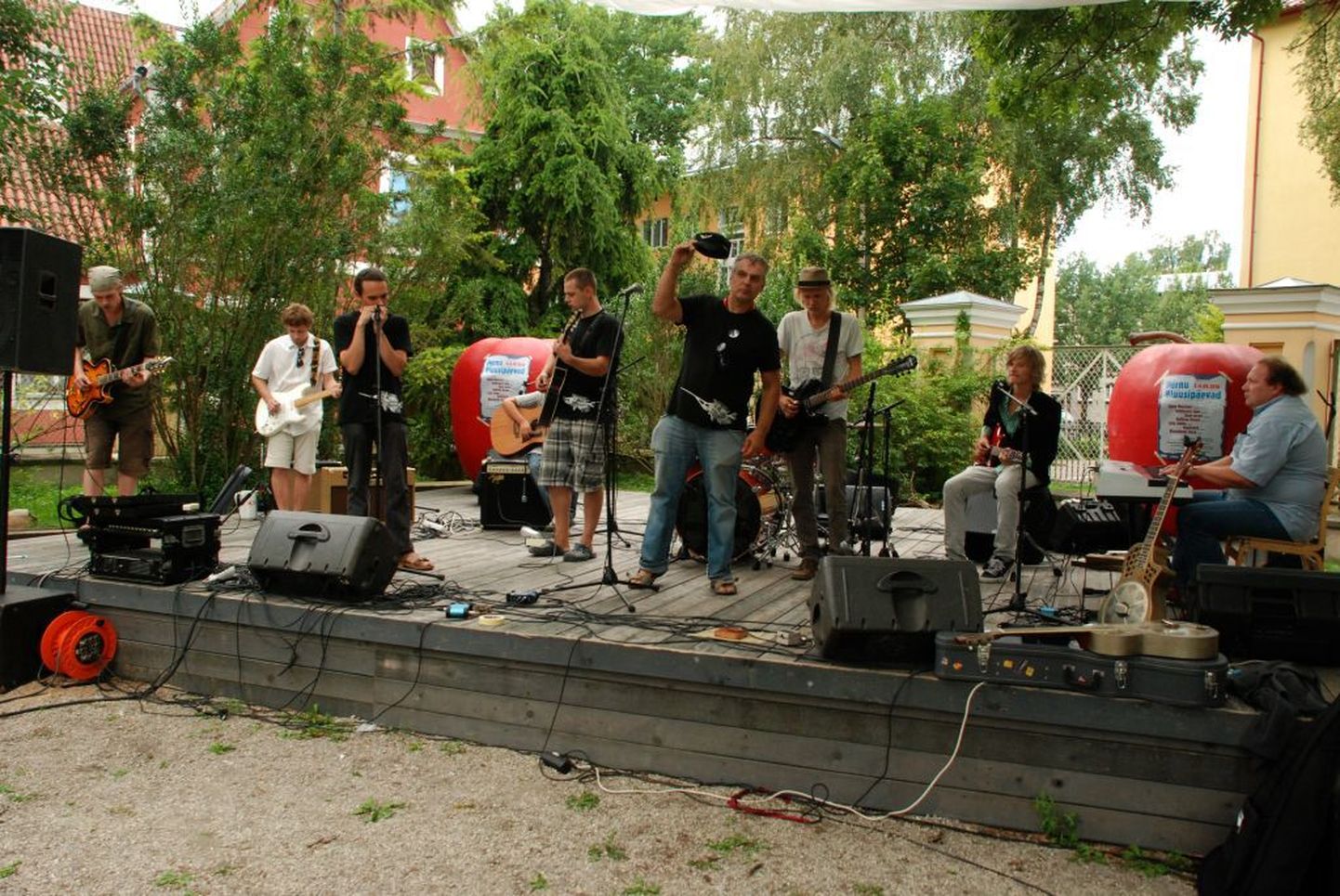 Bluusifestivali pillimängu õpitubades osalenud astusid üles Steineri aias kontserdil enne peaesinejaid.