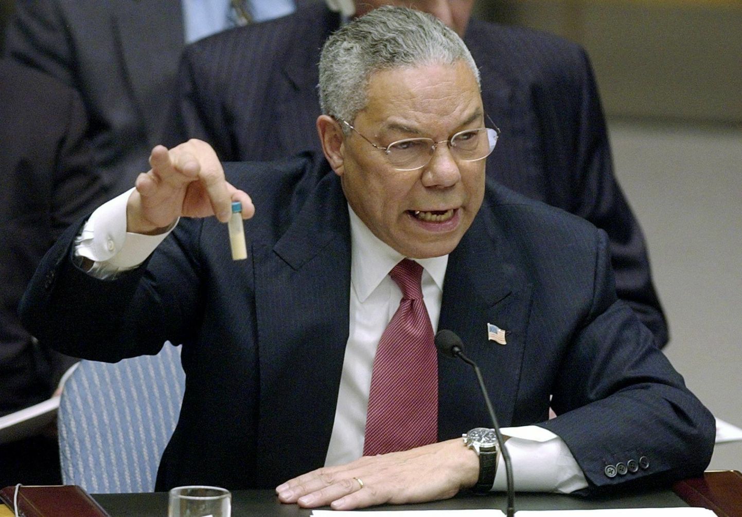 Väidetavat antraksiampulli demonstreeriv USA tollane riigisekretär Colin Powell esitas 5. veebruaril ÜRO Julgeolekunõukogus Iraagi vastu arvukalt tõendid. Osa neist osutus fabritseerituks.