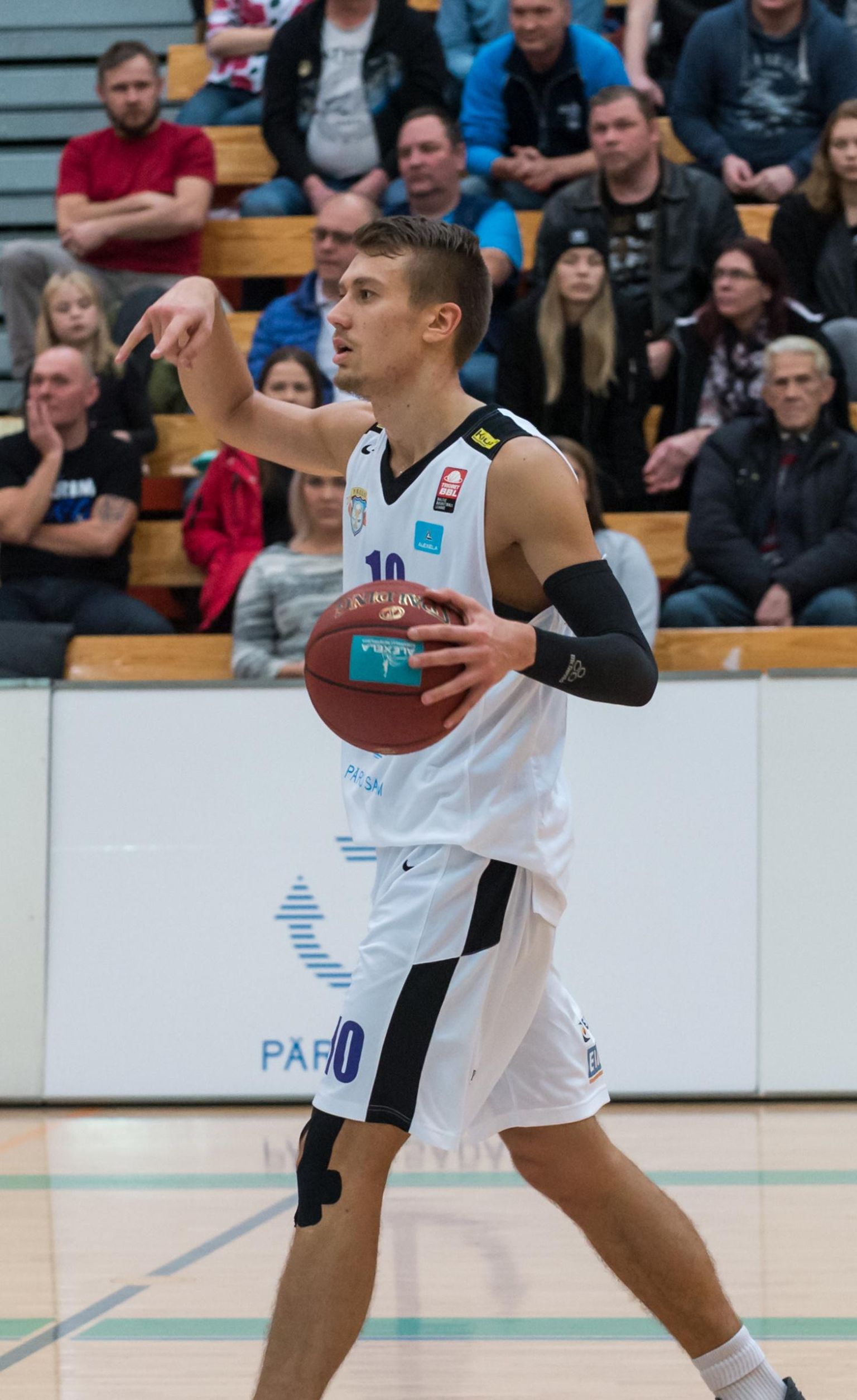 Viskav tagamängija Saimon Sutt pikendas Pärnu Sadama korvpallimeeskonnaga lepingut.