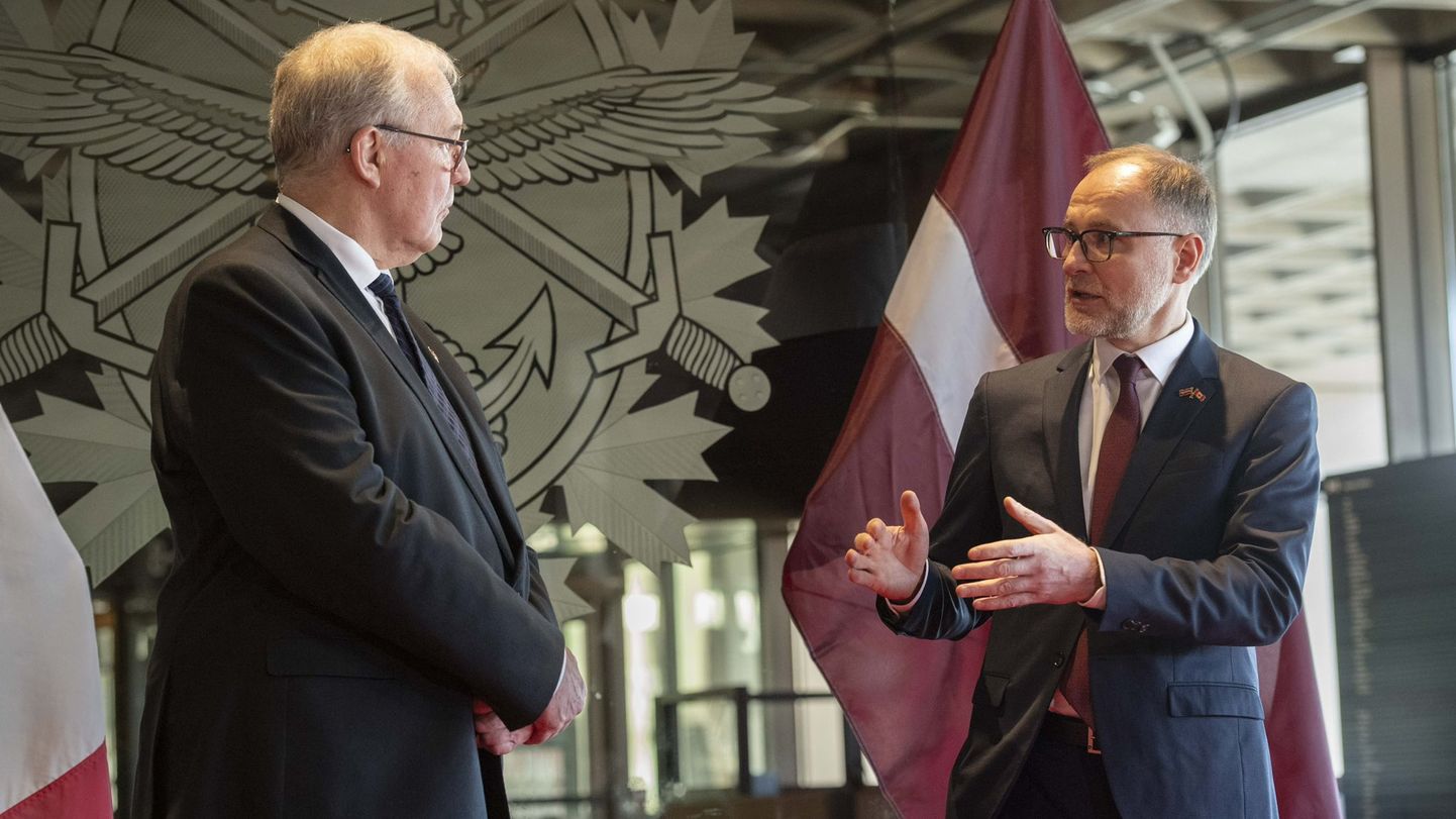 Kanādas aizsardzības ministrs Bils Blērs un Latvijas aizsardzības ministrs Andris Sprūds.