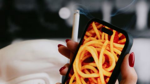 Rahulikult restoranis: telefonidest on saamas uued sigaretid