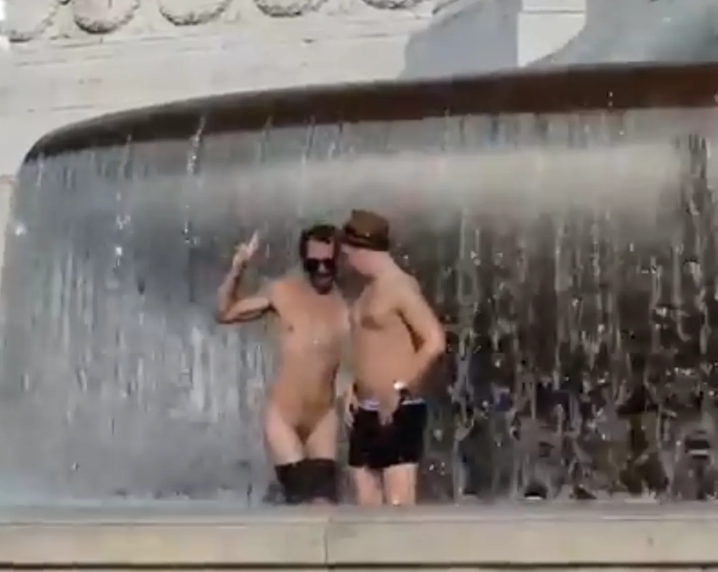 Purskkaevus alasti poseerinud turistid.